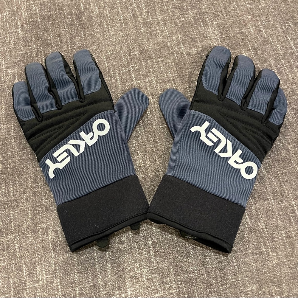 NWOT!! Men’s Oakley Performance Fit Gloves Size L